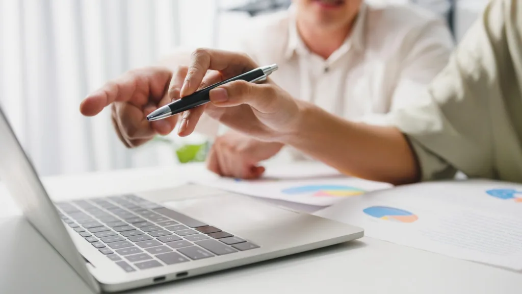 collaborative-process-multicultural-businesspeople-using-laptop-presentation-communication-meeting-brainstorming-ideas 