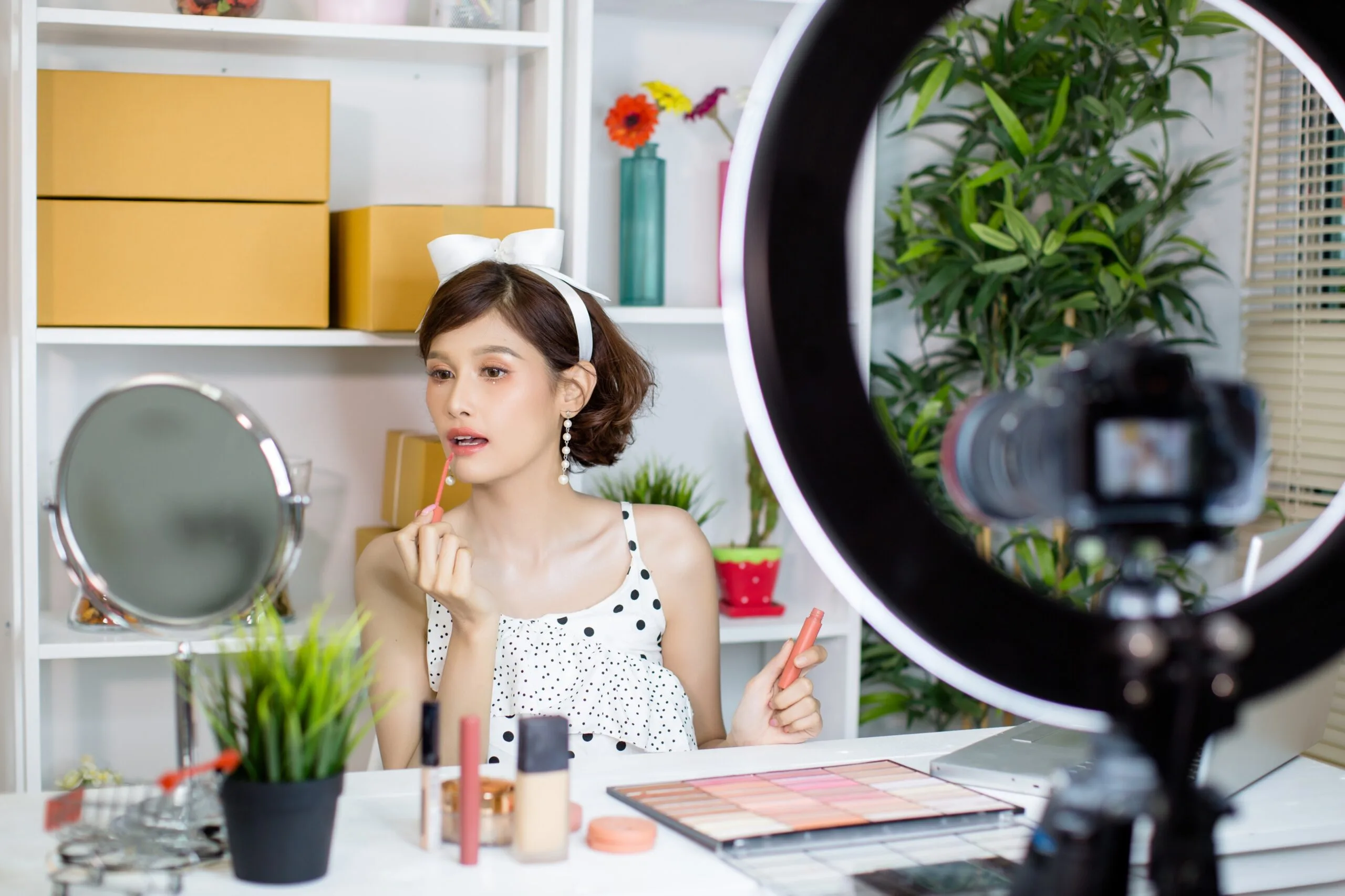 asian-woman-beauty-vlogger-blogger-recording-make-up