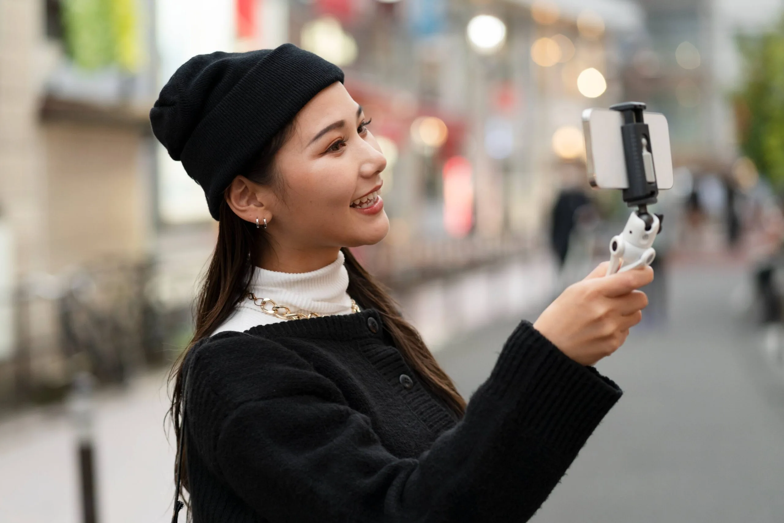 young-japanese-influencer-recording-vlog
