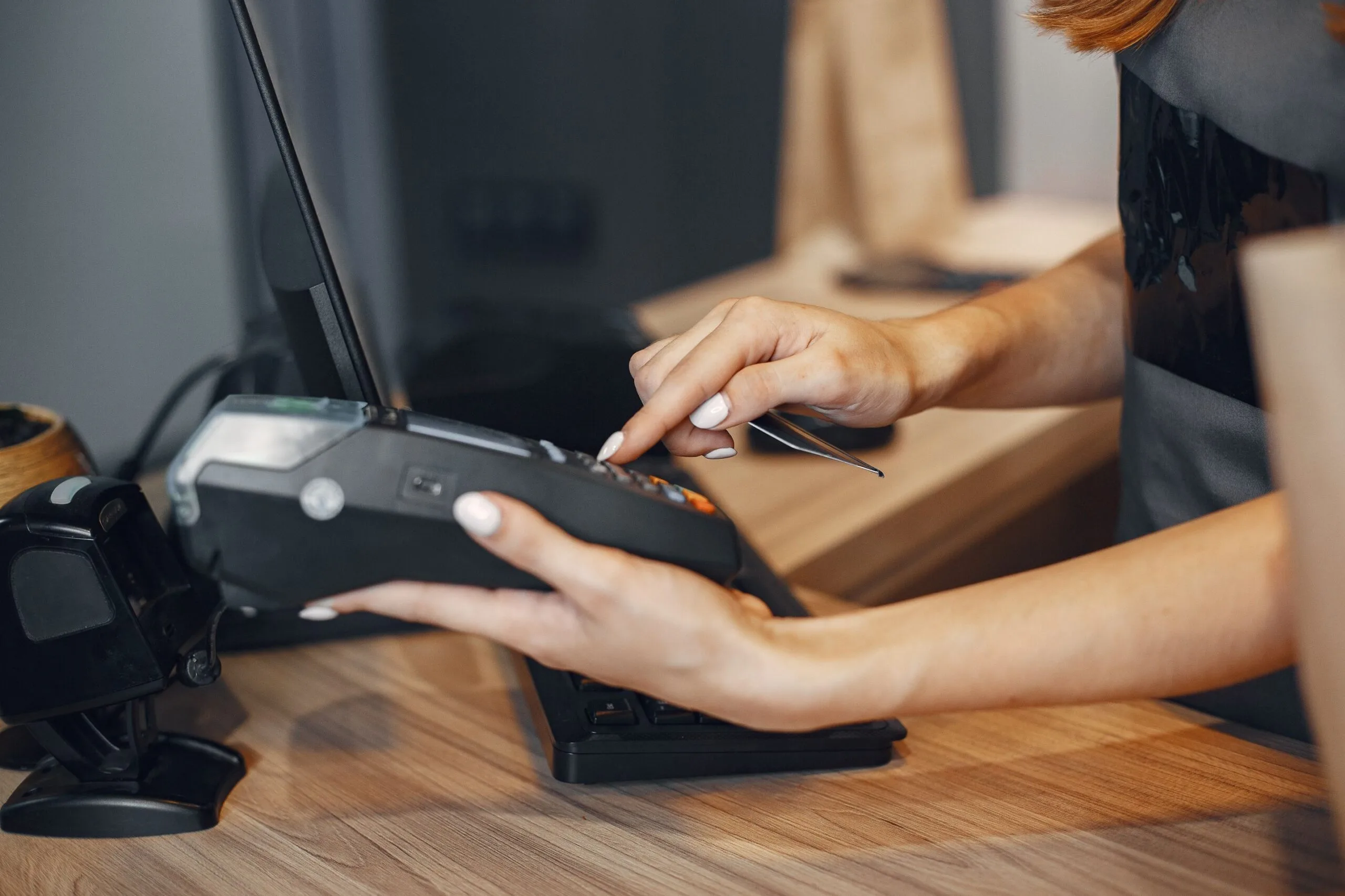 cashier-pays-by-card-through-terminalthe-cashier-pays-by-card-through-terminal