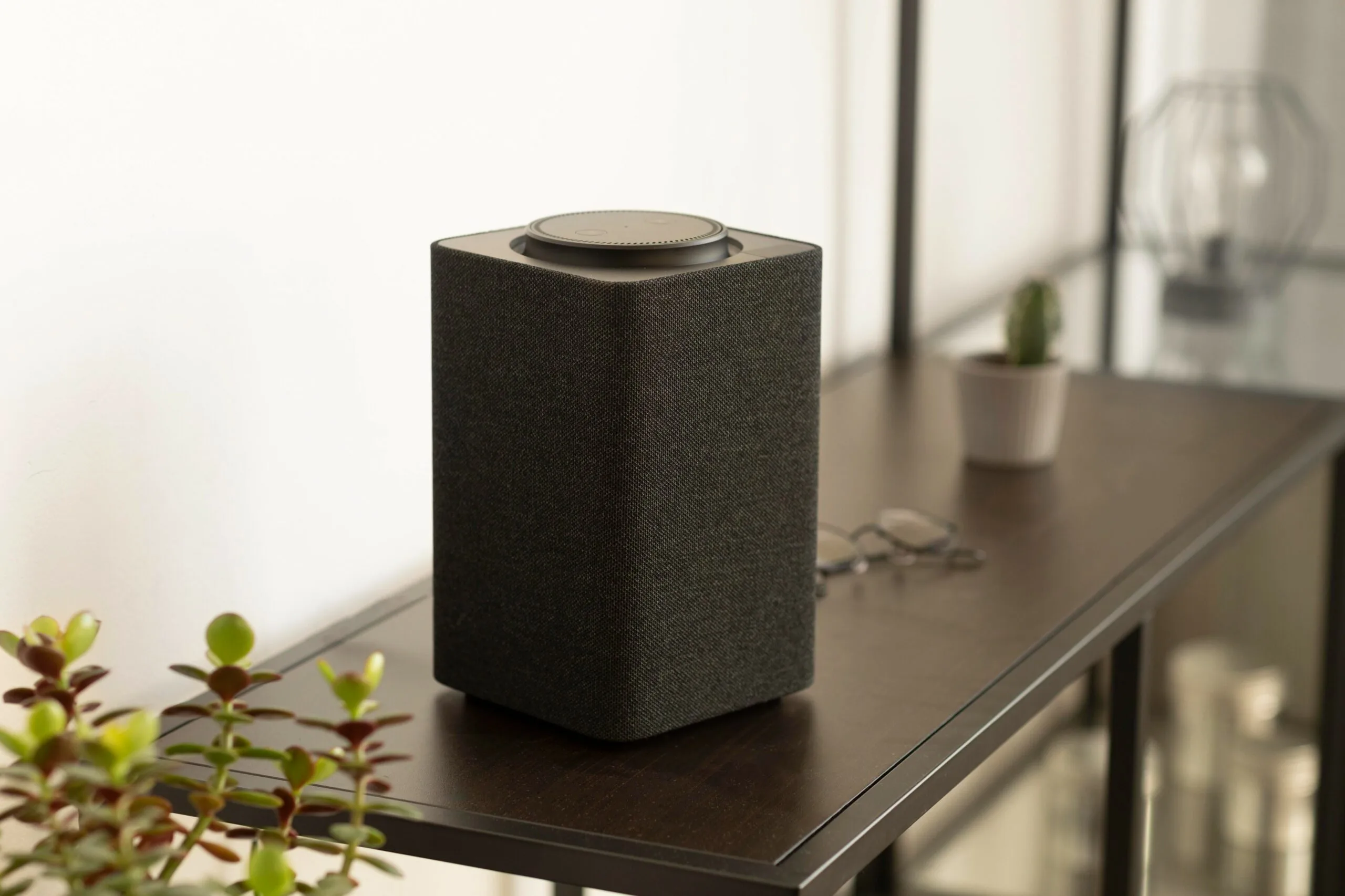 composition-smart-speaker-table
