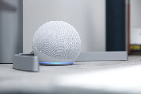 ai-speaker-showing-the-time