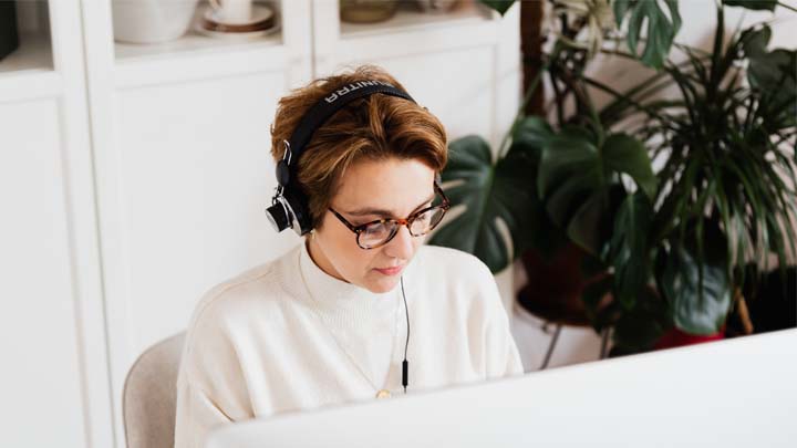 lady listening to ai voice on her computer