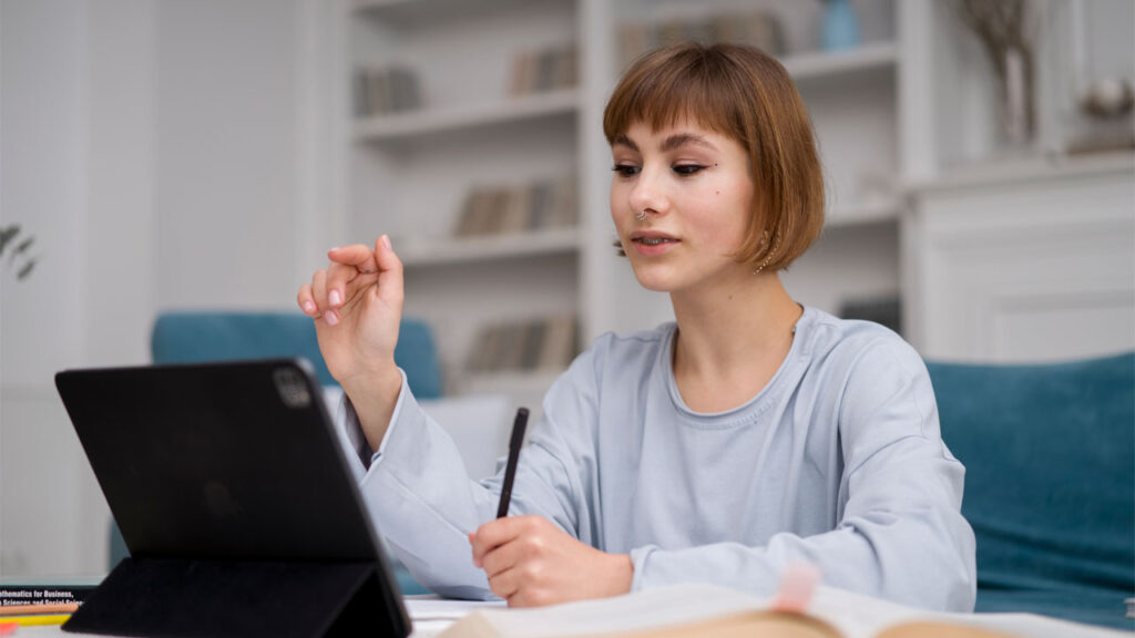 woman taking e learning courses with text to speech
