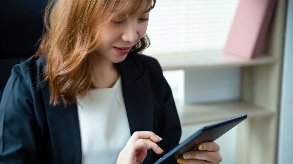 woman using text reader in app on her tablet